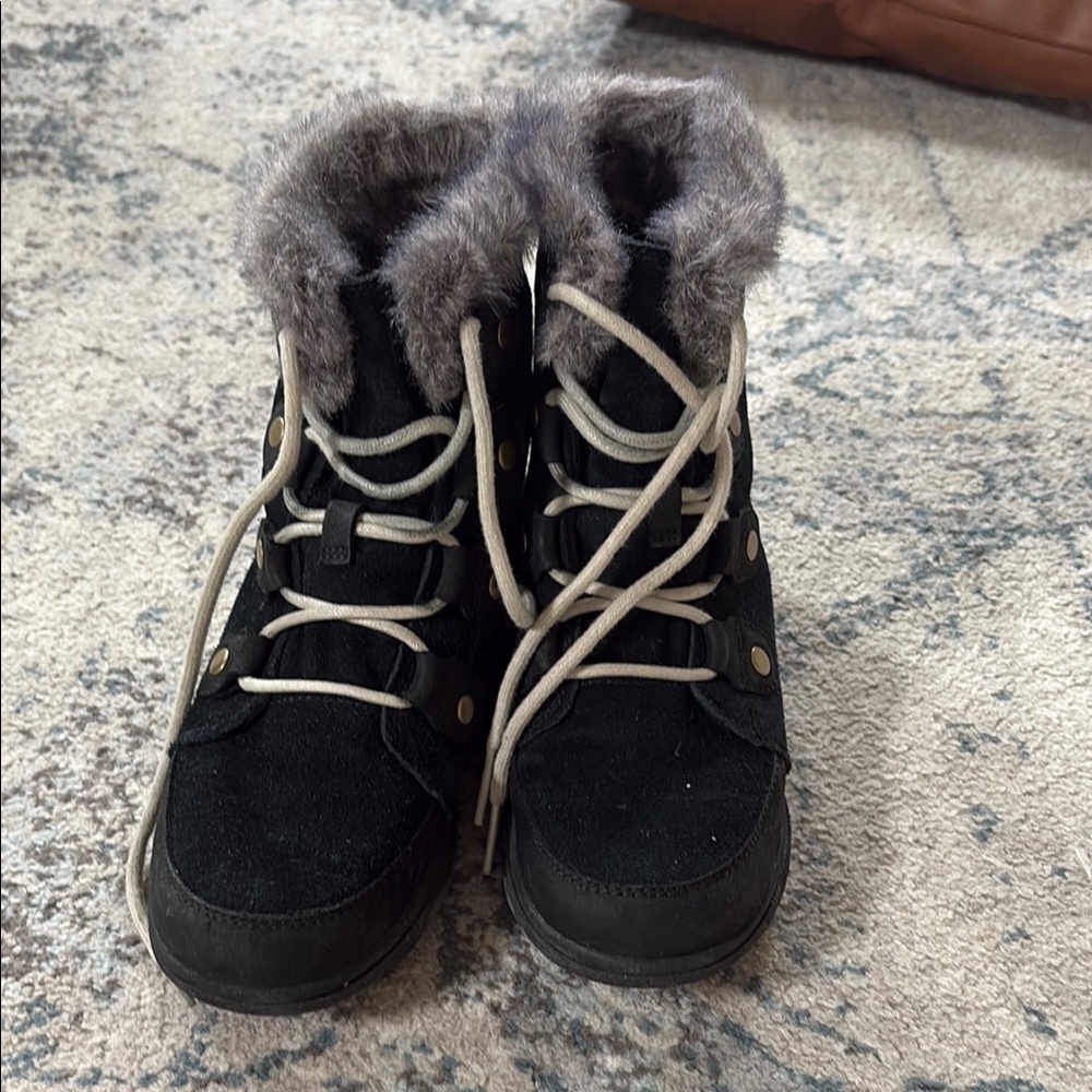 Sorel Black Winter Boots with Gray Fur